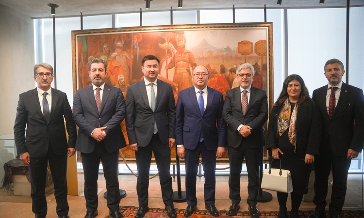 Gündemden Son Bilgiler: MEB Bakan Yardımcısı Yelkenci, Almatı'da Türk müziği eğitimi uygulamalarını inceledi: