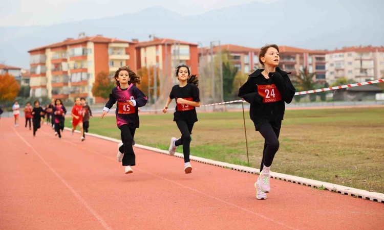 Gündemden Son Bilgiler: Merkezefendi'de düzenlenen Cumhuriyet Koşusu, Albayrak Atletizm Sahası'nda yapıldı