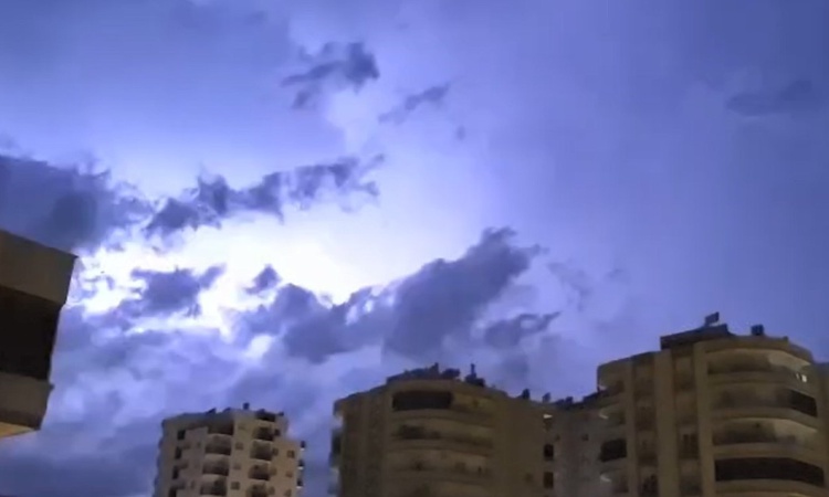 Gündemden Son Bilgiler: Mersin Erdemli'de gece yarısı çakan şimşekler geceyi ara ara gündüze çevirdi - Son Dak