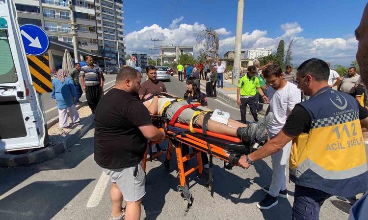 Gündemden Son Bilgiler: Mersin Erdemli'de motosiklet otomobile yandan çarptı, 2 kişi yaralandı