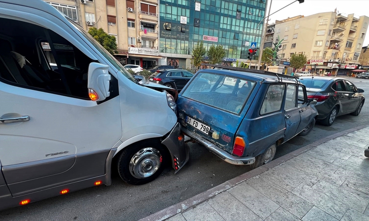 Gündemden Son Bilgiler: Mersin Mut'ta zincirleme kazada çekici minibüs ve 2 otomobile çarptı, 4 araç hasar gör