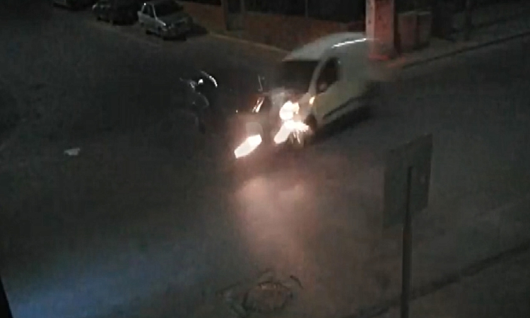 Gündemden Son Bilgiler: Mersin Tarsus'ta otomobil ile hafif ticari araç çarpıştı, 2 sürücü yaralandı