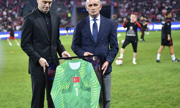 Gündemden Son Bilgiler: Mert Günok, Fransa maçı öncesi TFF başkanından forma jestiyle onurlandırıldı | İşte Tü