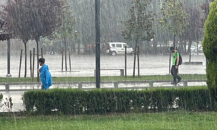 Gündemden Son Bilgiler: Meteoroloji, Düzce ve Zonguldak için metrekareye 51-100 kg yağış uyarısı yayımladı ve