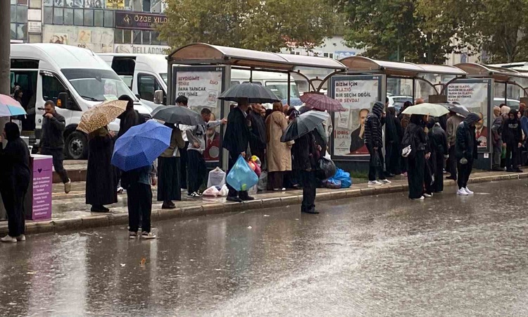 Gündemden Son Bilgiler: Meteoroloji uyarısı sonrası Elazığ'da sağanak resmen start aldı, vatandaşlar duraklara