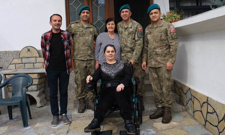 Gündemden Son Bilgiler: MSB, Kosova'da özel gereksinimli bireye akülü tekerlekli sandalye verildiğini kamuoyun