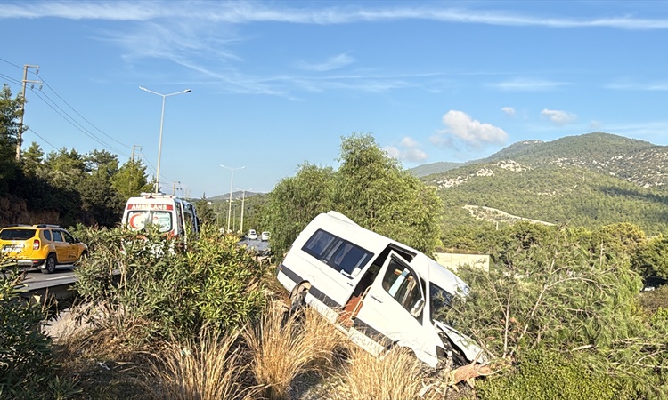 Gündemden Son Bilgiler: Muğla Bodrum'da makas atan otomobil minibüsle çarpıştı, 2 kişi yaralandı: Gelişmeler T