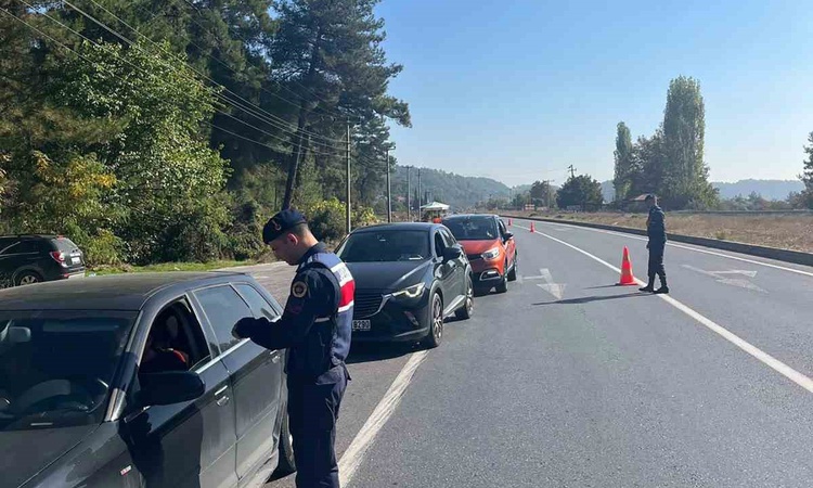 Gündemden Son Bilgiler: Muğla'da jandarma trafik denetiminde 264 araç trafikten men edildi - Son Dakika Bilgil