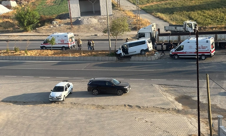 Gündemden Son Bilgiler: Muş Hasköy'de tır ile panelvan çarpıştı, Hasköy-Bitlis yolunda 3 kişi yaralandı - Son