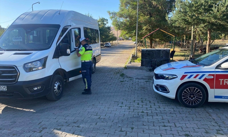 Gündemden Son Bilgiler: Muş Varto'da jandarma, okul servislerini denetleyip sürücüleri ayrıntıları bildirdi -