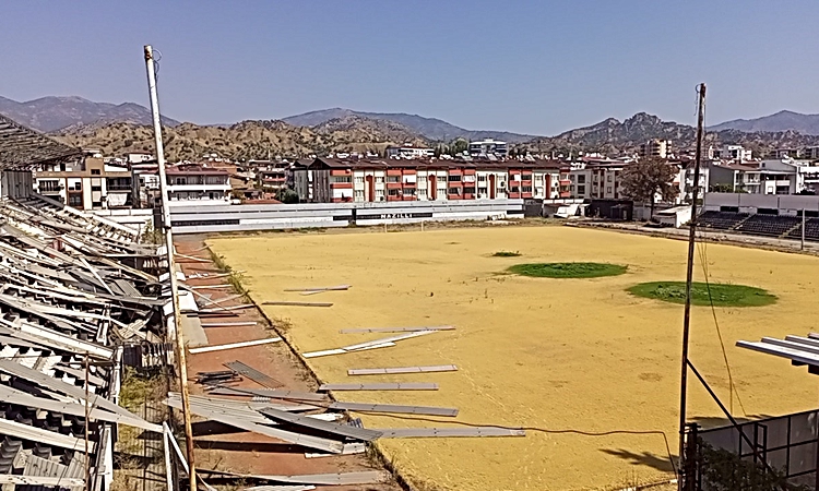 Gündemden Son Bilgiler: Nazilli'de 66 yıllık İlçe Stadı depreme dayanıksız olduğu için yıkımına başlandı ve Me