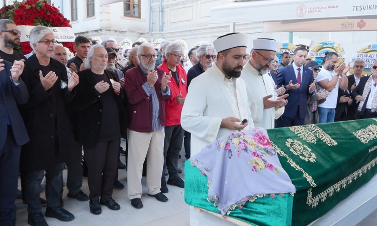 Gündemden Son Bilgiler: Necla Uygur, Teşvikiye Camii'ndeki cenaze namazı sonrası Feriköy'de toprağa verildi