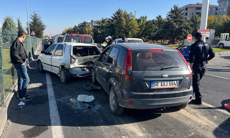 Gündemden Son Bilgiler: Nevşehir'de KPSS Ortaöğretim öncesi zincirleme kazada 3 kişi yaralandı: Gelişmeler Tak
