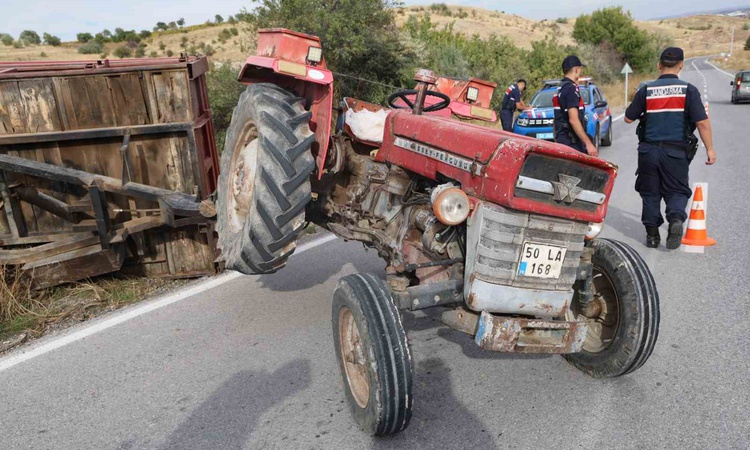 Gündemden Son Bilgiler: Nevşehir'de rampayı çıkamayan traktörün römorku devrildi, 2'si çocuk, 3 yaralı.: Geliş
