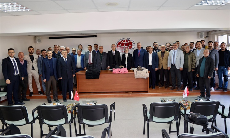 Gündemden Son Bilgiler: Niğde'de ihtiyaç sahibi öğrencilere TOBB katkısıyla bot ve mont dağıtıldı ve Merak Edi