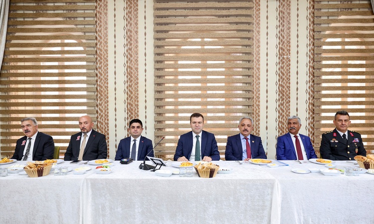 Gündemden Son Bilgiler: Niğde Valisi Akmeşe, 19 Ekim Muhtarlar Günü'nde muhtarlarla buluştu | İşte Tüm Ayrıntı