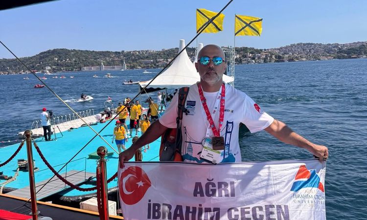 Gündemden Son Bilgiler: Öğretim Üyesi Baykal Karataş, Boğaziçi Kıtalararası Yüzme Yarışı'nı Başarıyla Tamamlad