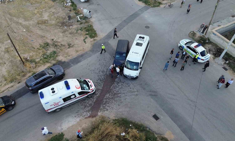 Gündemden Son Bilgiler: Okul servisi ile hafif ticari araç çarpıştı: 6 yaralı ve Merak Edilenler