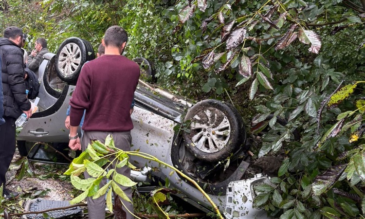 Gündemden Son Bilgiler: Ordu Kabataş'ta kontrolden çıkan otomobil ağaca çarparak devrildi, 1 kişi yaralandı -