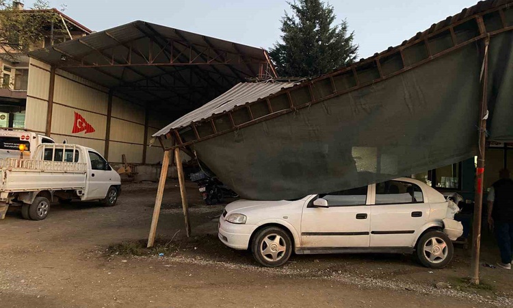 Gündemden Son Bilgiler: Osmaneli'de kamyonla çarpışan otomobil kıraathaneye dalınca yaralanan olmadı
