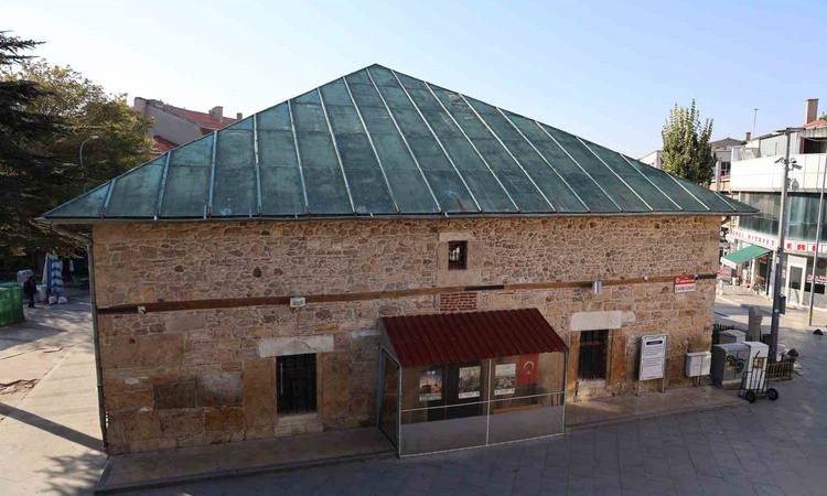 Gündemden Son Bilgiler: Osmanlı'dan günümüze ulaşan Kırşehir Çarşı Camii, kırlangıç tavanıyla ilgi çekiyor. ve
