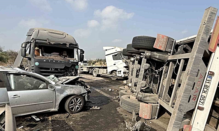 Gündemden Son Bilgiler: Otoyolda tır karşı şeride geçti, ortalık savaş alanına döndü:1 ölü, 2 yaralı | İşte Tü
