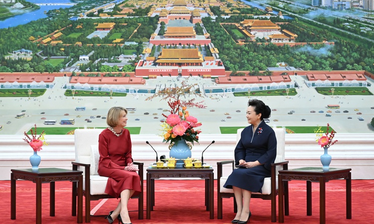 Gündemden Son Bilgiler: Peng Liyuan Beijing'de Budenbender'in kadın ve çocuk hakları mücadelesini takdir etti