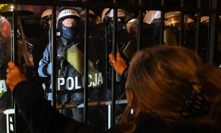Gündemden Son Bilgiler: Polonya'da Anayasa Mahkemesi binasına çevik kuvvet polisi konuşlandırıldı ve Merak Edi