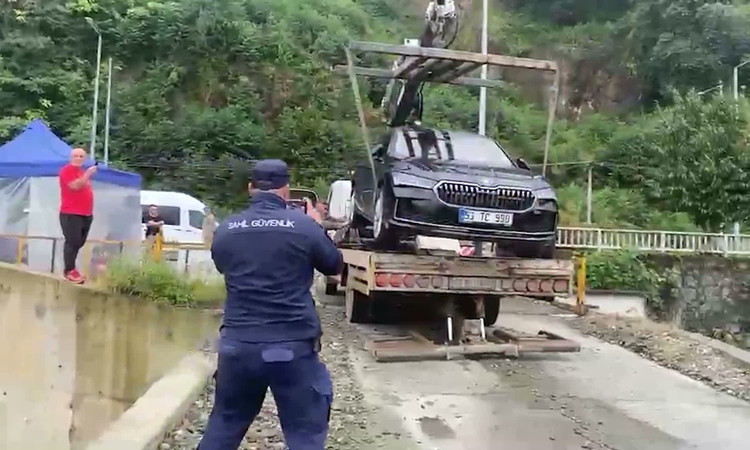 Gündemden Son Bilgiler: Rize Pazar'da kafes balıkçılığı eyleminde Ocaklı'nın aracını jandarma vinçle kaldırdı: