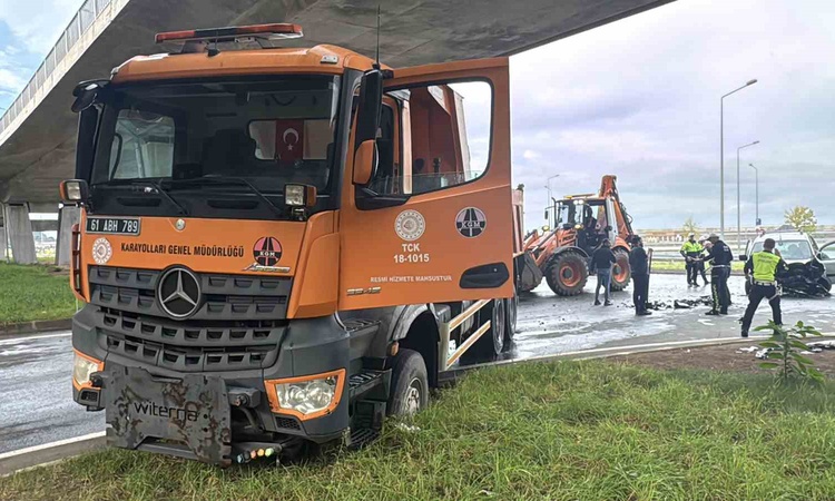 Gündemden Son Bilgiler: Rize Pazar'da kamyonla kafa kafaya çarpışan araçta baba ve kızı yaralandı - Son Dakika