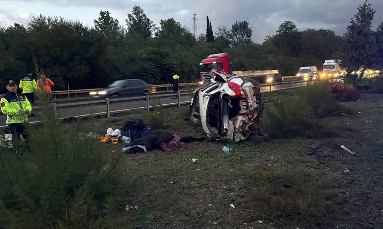 Gündemden Son Bilgiler: Sakarya Hendek'te otomobil refüje çarpıp devrildi, 1 kişi öldü, 4 kişi yaralandı ve Me