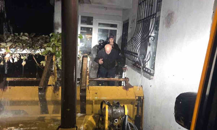Gündemden Son Bilgiler: Sakarya Kaynarca'da selde mahsur kalan yaşlı çift kurtarıldı, 30 koyun tahliye edildi: