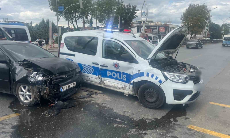 Gündemden Son Bilgiler: Sakarya’da polis aracı ile otomobil çarpıştı: 2’si polis, 5 yaralı - Son Dakika Bilgil