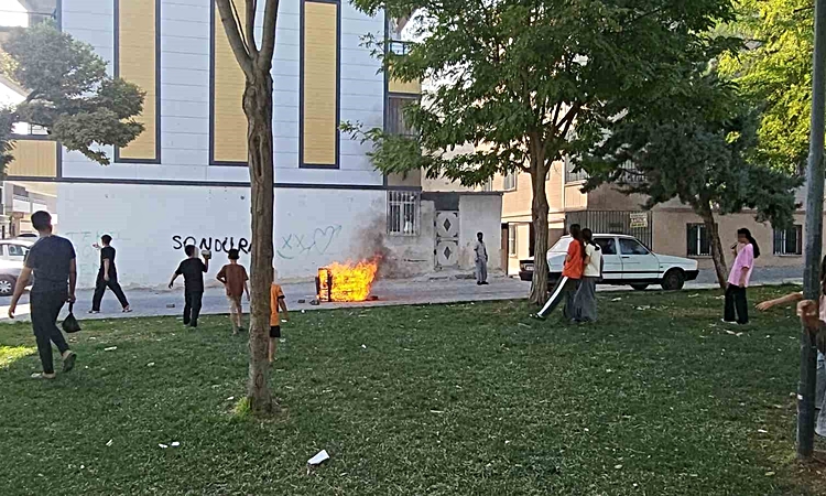 Gündemden Son Bilgiler: Şanlıurfa'da çocuklar sokağa bırakılan koltuğu ateşe verdi, sakinler tepki gösterdi ve