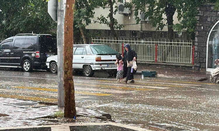 Gündemden Son Bilgiler: Şanlıurfa Siverek'te aniden bastıran sağanak günlük yaşamı olumsuz etkiledi - Son Daki