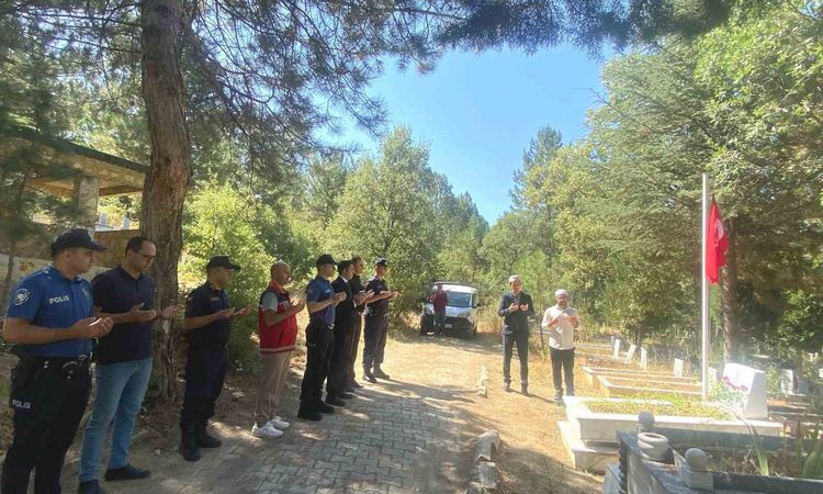 Gündemden Son Bilgiler: Şaphane’de şehit İlyas Ercan Aslan kabri başında anıldı - Son Dakika Bilgileri