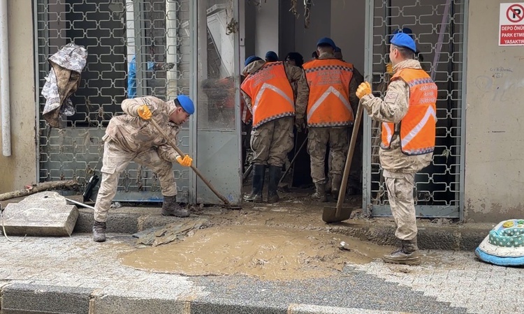 Gündemden Son Bilgiler: Sarıyer Ayazağa'da sel izleri jandarma ve AFAD gönüllüleriyle siliniyor ve Merak Edile