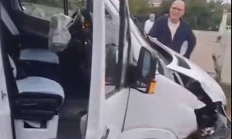 Gündemden Son Bilgiler: Sarıyer’de okul servisi duvara çarptı: 1 yaralı ve Merak Edilenler