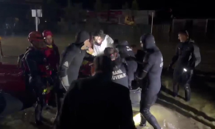 Gündemden Son Bilgiler: Sarıyer’de stüdyoda mahsur kalan Demet Özdemir botla kurtarıldı ve Merak Edilenler