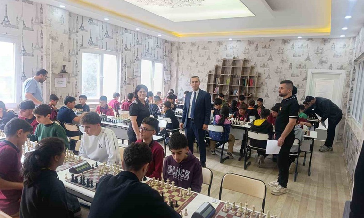 Gündemden Son Bilgiler: Sason'da Cumhuriyet Bayramı satranç turnuvası 80 öğrencinin katılımıyla tamamlandı ve