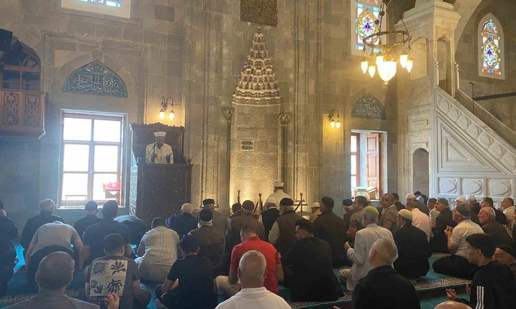 Gündemden Son Bilgiler: Şehitler ve kahraman gaziler dualarla yâd edildi.