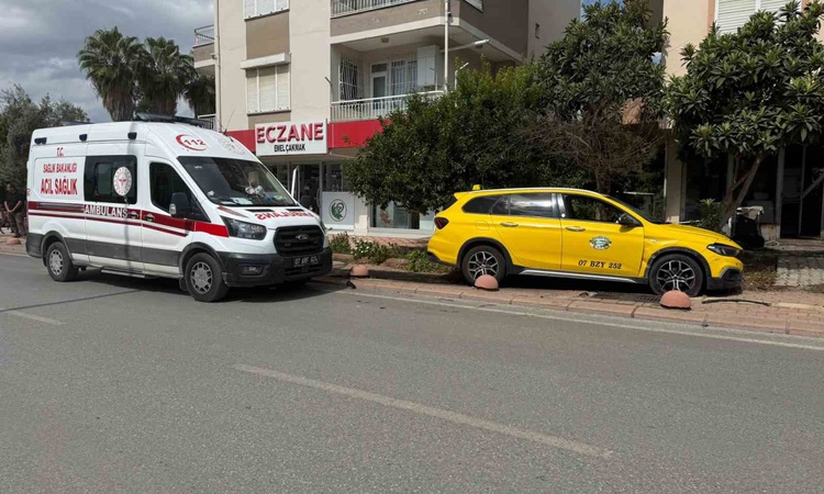 Gündemden Son Bilgiler: Serik'te taksi, hafif ticari araçla çarpıştı; yaralanan olmadı, beton dubalara çarptı
