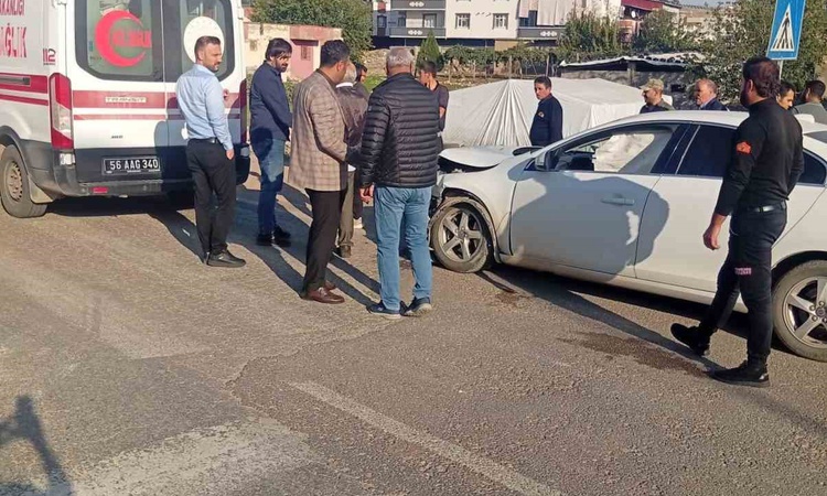 Gündemden Son Bilgiler: Siirt'in Kurtalan ilçesinde otomobil ile hafif ticari araç çarpıştı, 3 kişi yaralandı