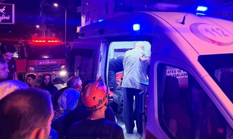 Gündemden Son Bilgiler: Siirt'te asansörde ayağı sıkışan 8 yaşındaki çocuk kurtarılıp hastaneye sevk edildi -