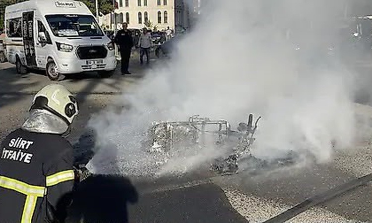 Gündemden Son Bilgiler: Siirt'te motosikletle hafif ticari araç çarpıştı, motosikletteki yangın söndürüldü ve