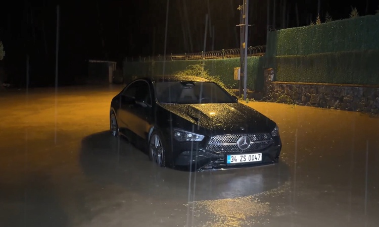 Gündemden Son Bilgiler: Şile'de sağanakta yolda kalan otomobildeki 2 kişi ekiplerce kurtarıldı | İşte Tüm Ayrı