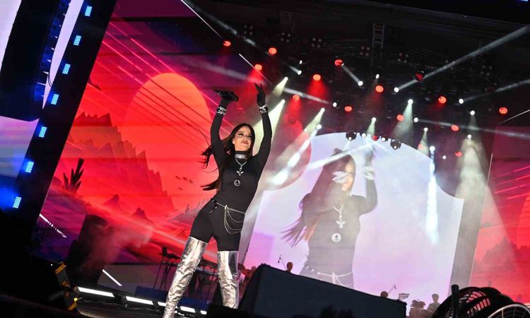 Gündemden Son Bilgiler: Simge Sağın, Çanakkale Kültür Yolu Festivali'nde Coşku Dolu Bir Konser Verdi | İşte Tü
