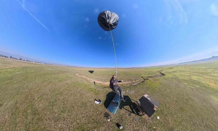 Gündemden Son Bilgiler: Sinanpaşa'da Halil Akdeniz, yaklaşık 600 çöp poşetinden güneş enerjili balon yaptı: Ge