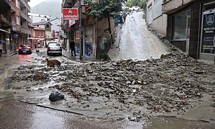 Gündemden Son Bilgiler: Sinop'ta etkili sağanak, Ayancık, Türkeli ve Gerze'de su birikintileri oluşturdu: Geli