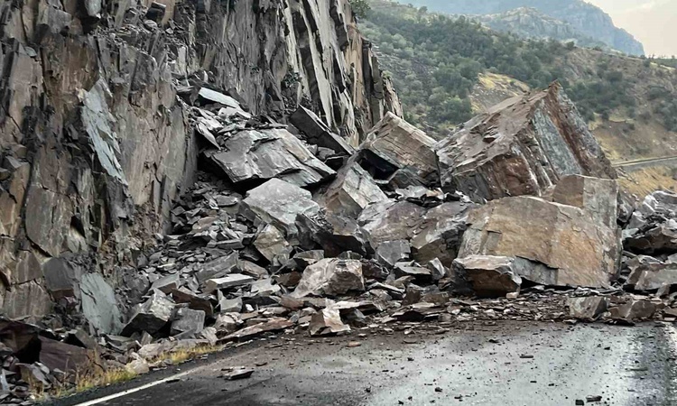 Gündemden Son Bilgiler: Şırnak Beytüşşebap'ta aşırı yağış sonrası dev kayalar karayolunu kapattı: Gelişmeler T
